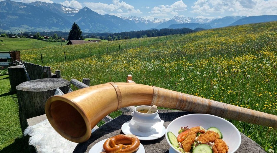 Weißwurst und Alphorn-Aussicht © Landhotel Alphorn