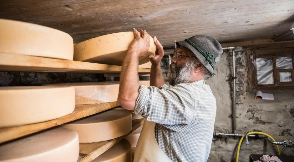 Bernhard im Käsekeller © Tourismus Hörnerdörfer, F. Kjer