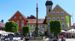 Blick auf Marienplatz, Säule, Verwaltung, Kirchturm im Hintergrund © Stadt Immenstadt