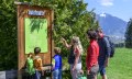 Familie auf einem Naturlehrpfad © Alexander Rochau