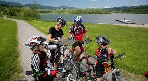 Familie auf Radtour am Grüntensee in Wertach © Touristinfo Wertach/Peter Ehme