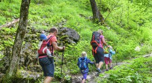 Kinder und Eltern unterwegs in den Allgäuer Bergen © Alexander Rochau