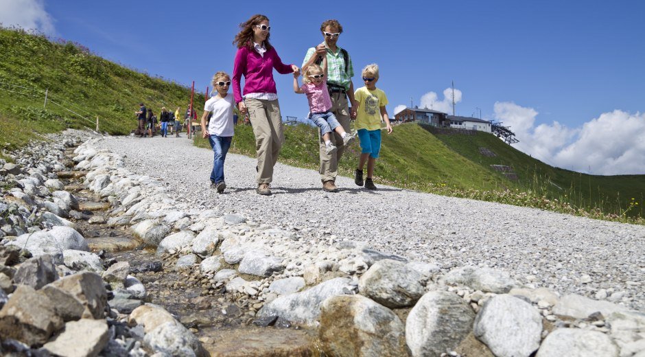 Familienwanderung am Burmiwasser © Oberstdorf / Kleinwalsertal Bergbahnen Fotograf: Michael Mayer