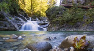 Romantischer Wasserfall eines Baches in einer allgäuer Klamm © Dominic Ultes