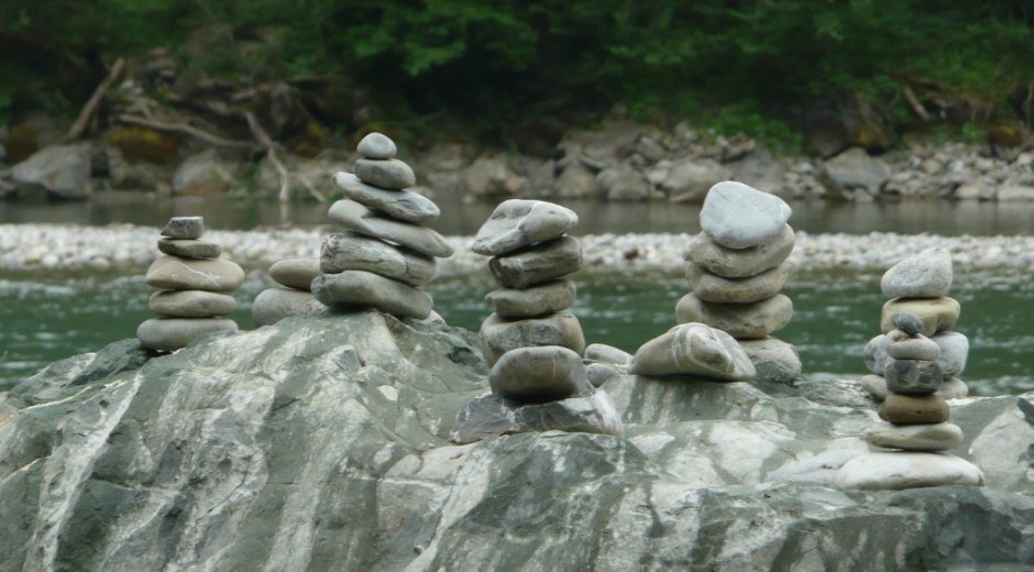 Kleine Kunstwerke in Form von Steinmännchen an der Iller bei Fischen im Allgäu © Tourismus Hörnedörfer