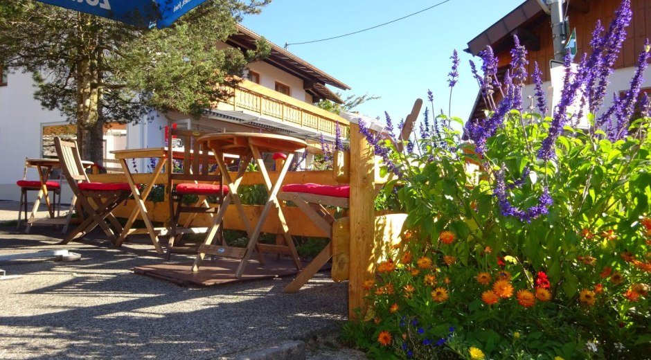 Terrasse des Dorfladens  Bolsterlang © Tourismus Hörnerdörfer GmbH