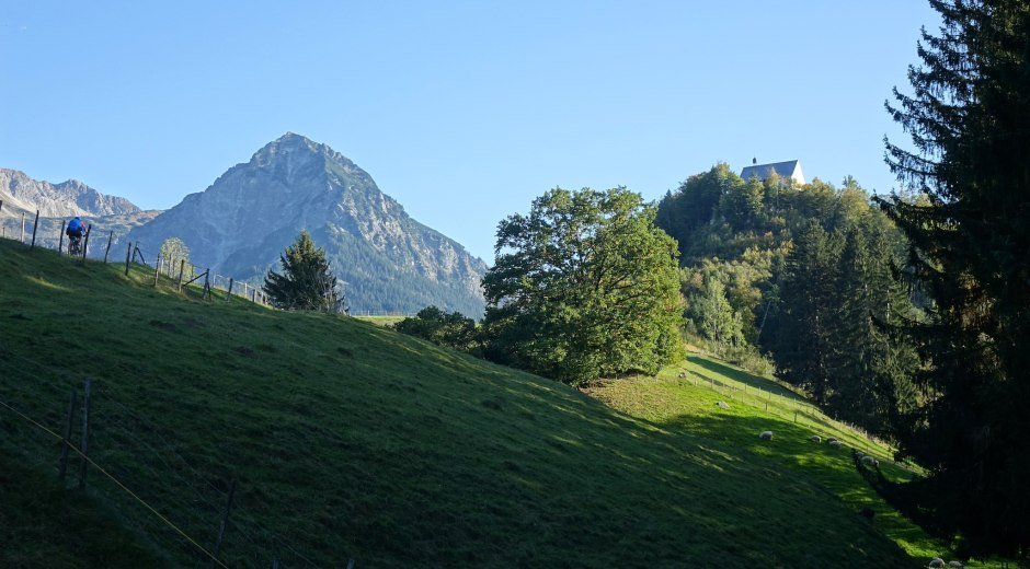 Die Schöllanger Burgkirche und das Rubihorn thronen über Fischen im Allgäu © Tourismus Hörnerdörfer, T. Kiesling