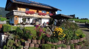 Gästehaus Koros - Eingang mit Garten © Gästehaus Koros - Ferienwohnungen - Fischen/Allgäu