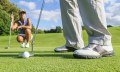 Golfspielen im Oberallgäu. Putten mit Beobachtung © Alexander Rochau