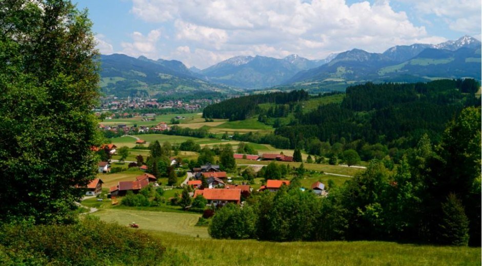 Aussicht auf Bettenried und weit hinten das Ostrachtal mit Bad Hindelang und Oberjoch © Tourismus Hörnerdörfer, M. Redecker