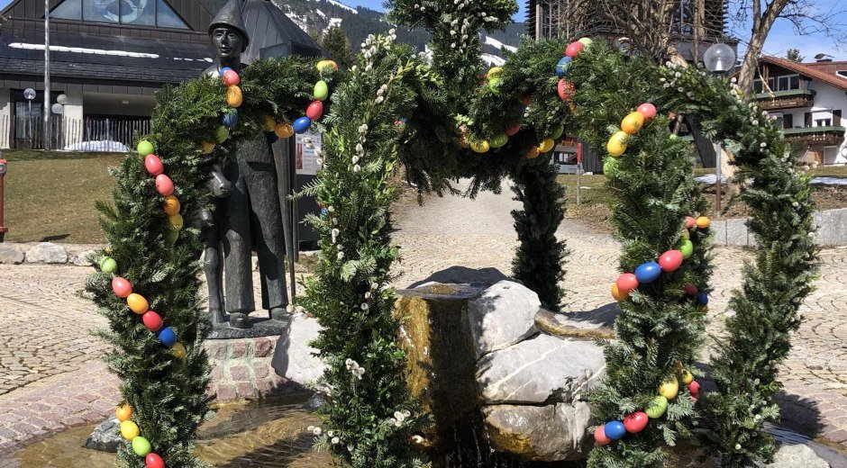 Osterbrunnen an der Pfarrkirche St. Ulrich © Tourismus Hörnerdörfer GmbH