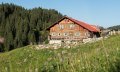 Freiburger Alpe mit Sonnenterrasse und Kinderspiel © Tourismus Hörnerdörfer, F. Kjer