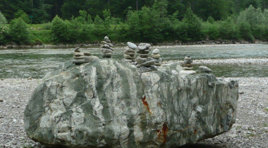 Steinmännchen an der Iller bei Fischen im Allgäu © Tourismus Hörnerdörfer