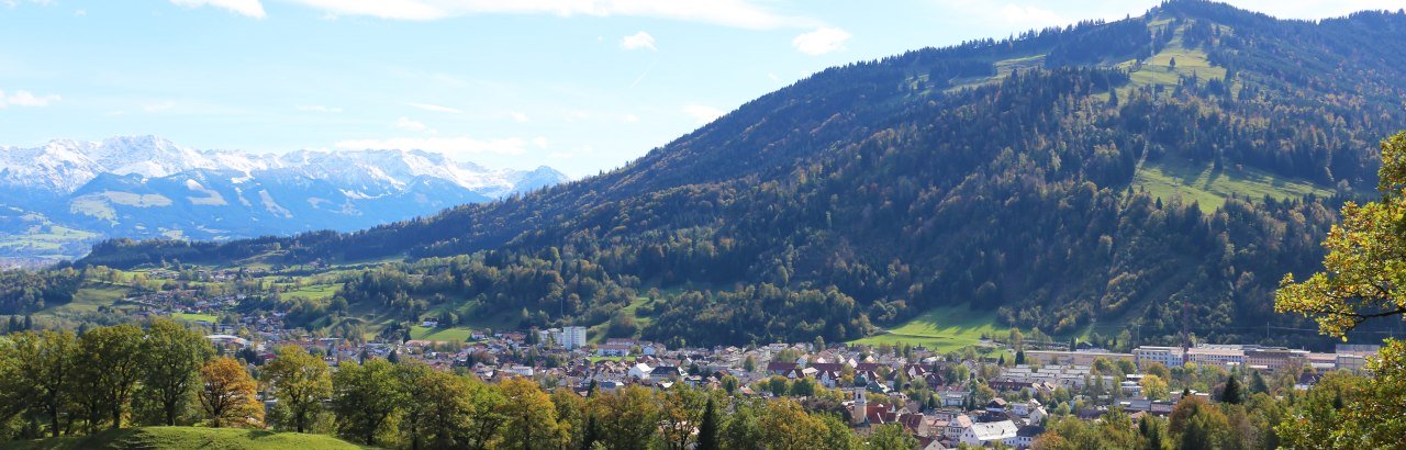 Blick auf Immenstadt von oben, Aussichtspunkt Grählweg, Mittag im Hintergrund © Alpsee Immenstadt Tourismus GmbH