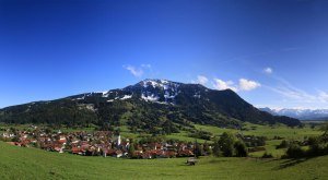 Rettenberg am Fuße des Grüntens mit Blick ins Illertal © Christian Bischoff