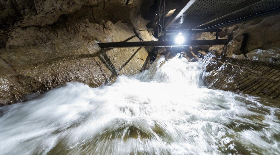 Der Höhlenbach rauscht durch die Höhle © Tourismus Hörnerdörfer, F. Kjer