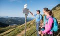 Ein Wegweiser zeigt die Richtung der Wanderwege an, um den Wanderern die Orientierung auf der anspruchsvollen 4-Gipfel-Tour zu erleichtern. Der Weg führt durch eine wunderschöne Berglandschaft. © Tourismus Hörnerdörfer, F. Kjer
