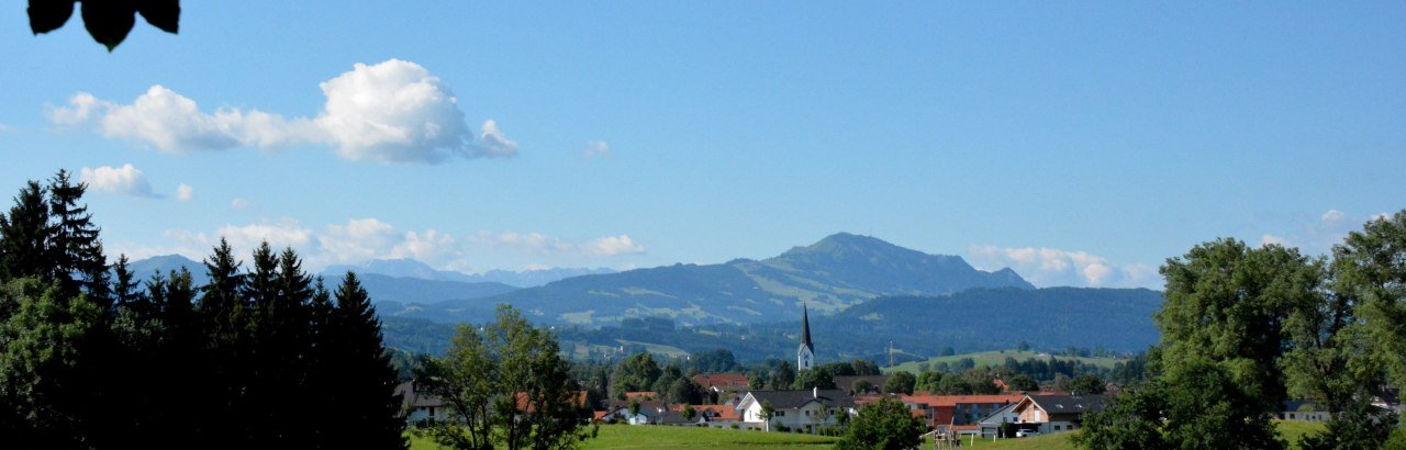 Blick auf die Duracher Pfarrkirche, im Hintergrund der Grünten © Wolfgang Nagelrauf