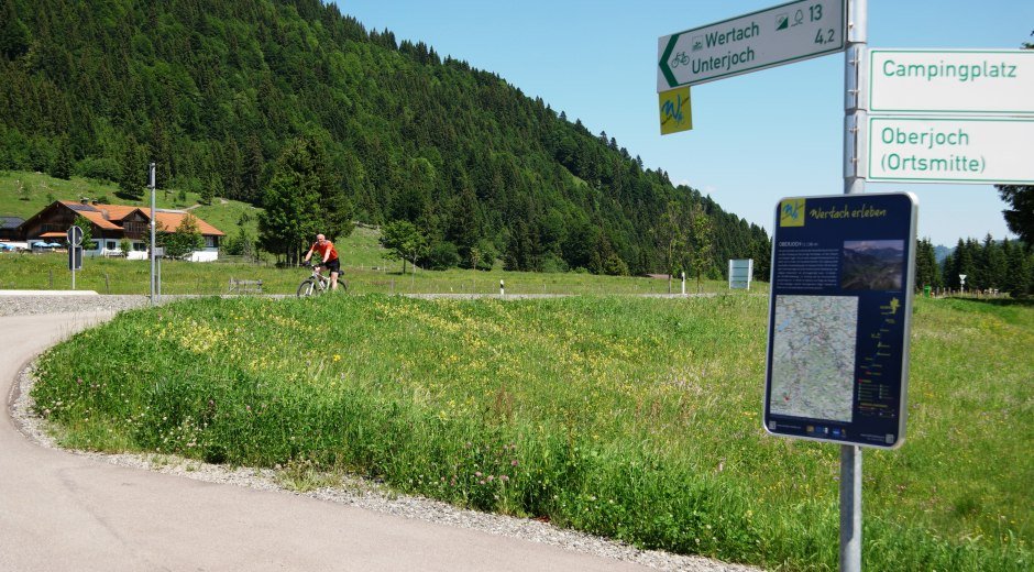 Radfahrer auf dem Fernradweg Wertach © Reinhard Walk