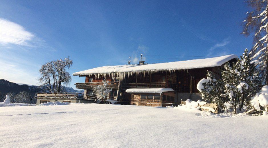 Bauernhaus in der Schneelandschaft