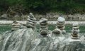 Kleine Kunstwerke in Form von Steinmännchen an der Iller bei Fischen im Allgäu © Tourismus Hörnedörfer