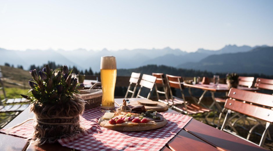 Brotzeit auf der Oberen Gund Alpe © Tourismus Hörnerdörfer, F. Kjer