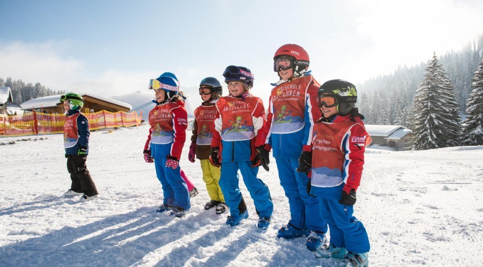 Kinder beim Aufwärmen Skischule Grasgehren © Tourismus Hörnerdörfer, F. Kjer