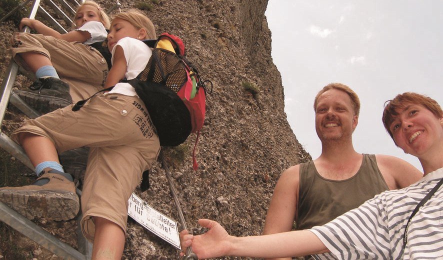 steineberg-leiter-mit-maedels-und-eltern © HK-Werbung & Verlag GmbH steineberg-leiter-mit-maedels-und-eltern © HK-Werbung & Verlag GmbH