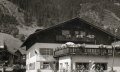 Brunnen mit "Gassekieh" vor dem Gasthof Hirsch um 1950 © Ch. Feldmann