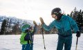High Five beim Skifahren im Skigebiet Ofterschwang © Tourismus Hörnerdörfer, F. Kjer