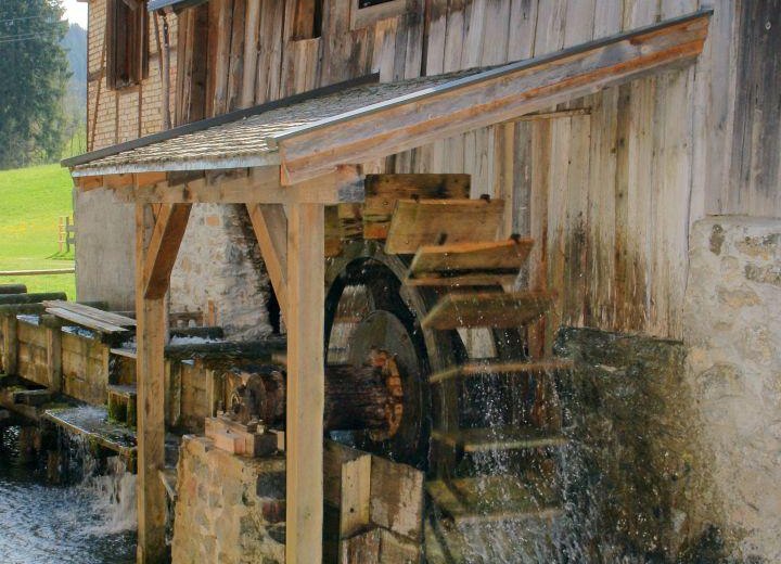 Die Mühle wird von einem Wasserrad angetrieben © Wolfram Monschau
