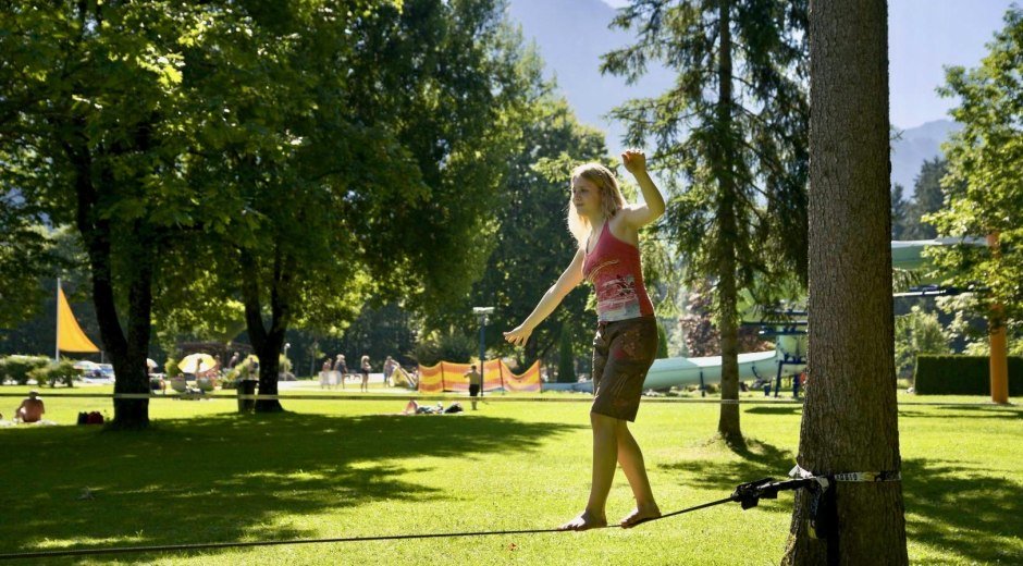 Slacklinen im Freibad Fischen © Tourismus Hörnerdörfer, R. Retzlaff