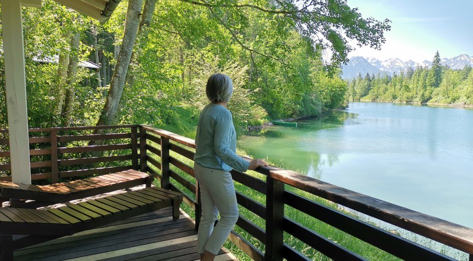 Der Liegepavillon am Auwaldsee in Fischen i. Allgäu ist auf ebenen Wegen entspannt zu erreichen © Tourismus Hörnerdörfer, F. Kjer