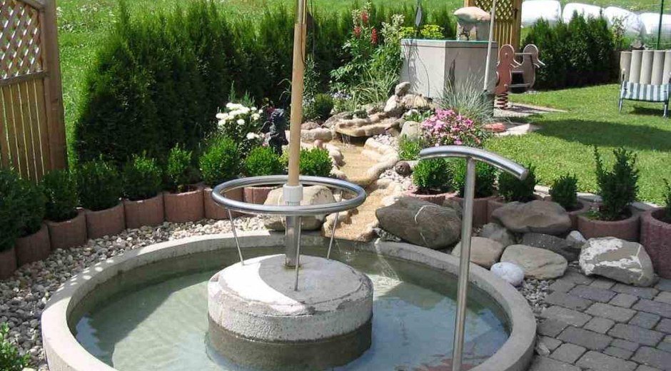 Eigenes Wassertretbecken zum Kneippen © Kreuzangerhof