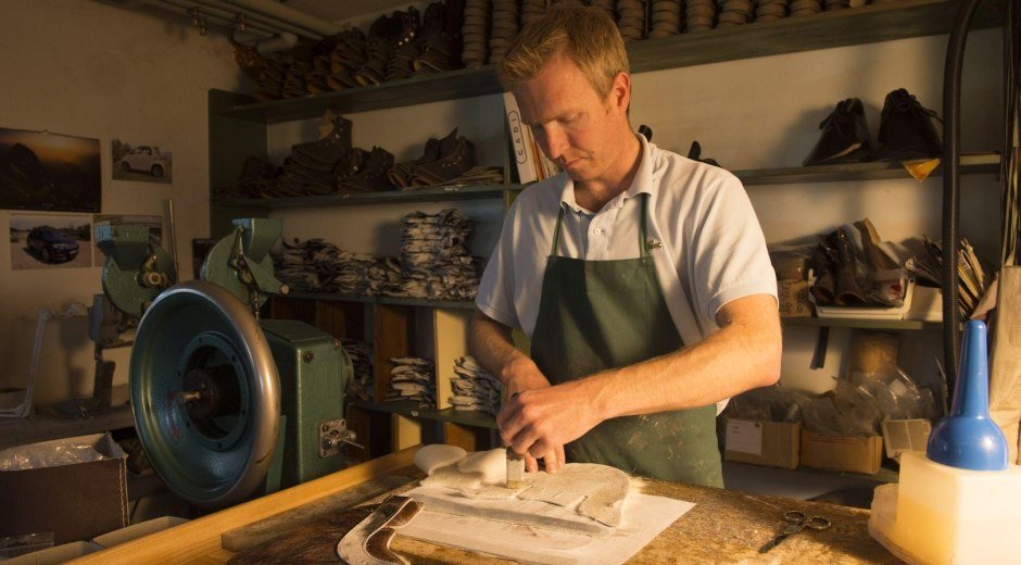 In der Werkstatt wird noch von Hand genäht © Tourismus Hörnerdörfer, K. P. Kappest