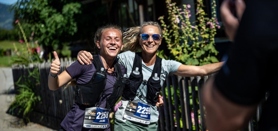 Zwei sportliche Teilnehmerinnen laufen freudestrahlend den Marathon. © Dominik Berchtold