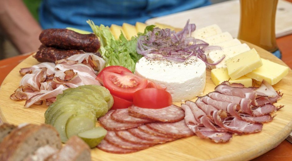 Deftige Brotzeit auf der Alpe Scheuen in Baldersch © Alpe Scheuen