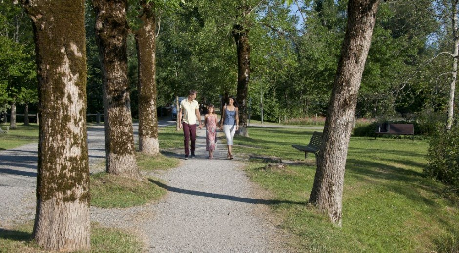 Wandern durch den Kurpark bei Fischen im Allgäu © Tourismus Hörnerdörfer_G.Eichholhzer