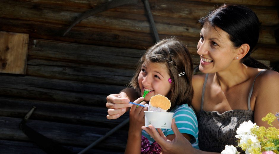 "Gutes vom Dorf" - Eis essen im Ofterschwanger Eisladen © Tourismus Hörnerdörfer, G. Eichholzer