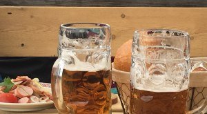 Bierkrüge und Wurstsalat