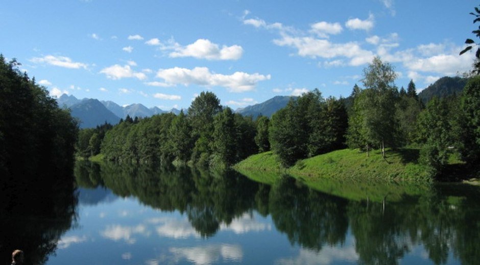 Malerischer Auwaldsee bei Fischen im Allgäu © Tourismus Hörnerdörfer