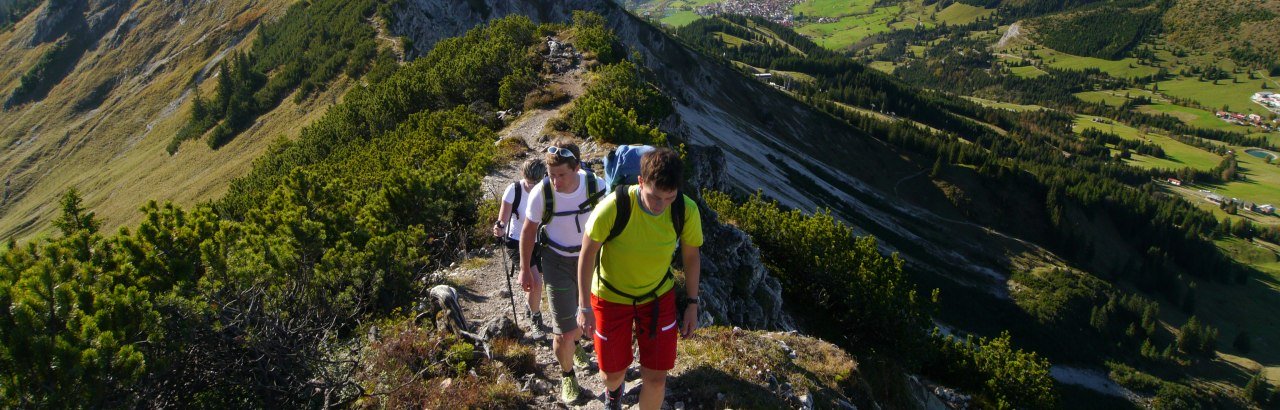 Wanderer unterwegs in den Bergen von Bad Hindelang © Bad Hindelang Tourismus