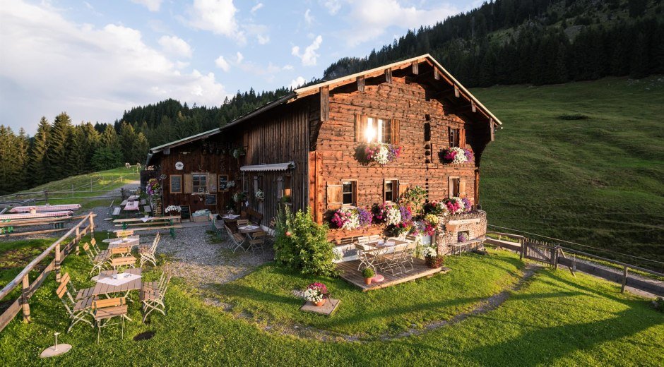Alpe Osterberg mit idyllischer Terrasse © Tourismus Hörnerdörfer, F. Kjer