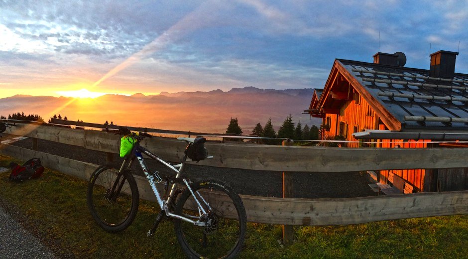 Sonnenaufgang an der Weltcup-Hütte © Tourismus Hörnerdörfer, M. Redecker