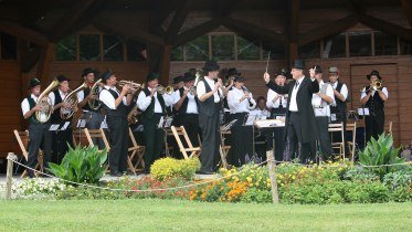 besondere Musiker in besonderem Häs © Tourismus Hörnerdörfer