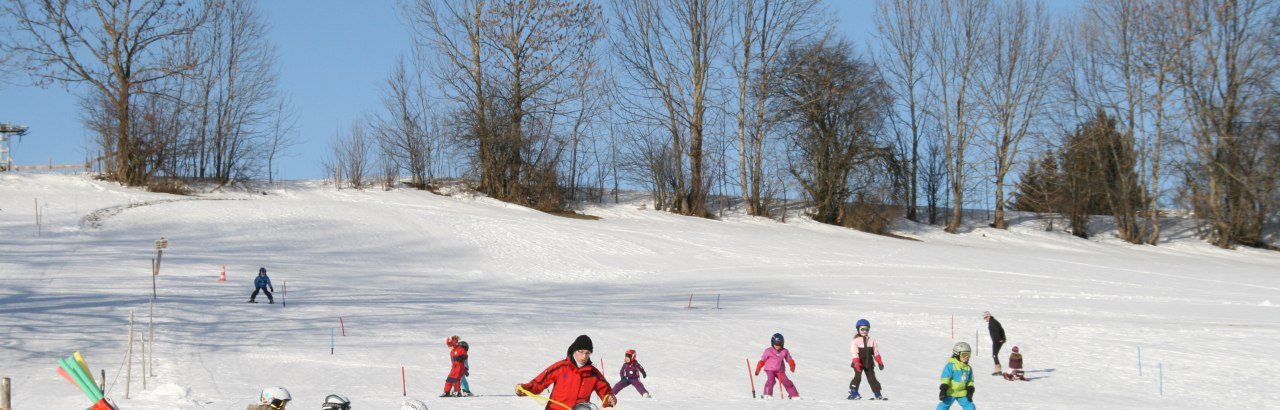 Erste Skiversuche im Schnee am Kinderskilift Moosbach © Markt Sulzberg