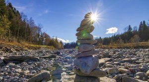 Steinmännle am Rand eines Flusses im Oberallgäu © Dominic Ultes