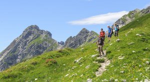 Wanderer unterwegs in den oberallgäuer Alpen © Alexander Rochau