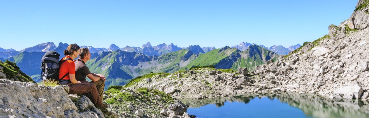 Traumaussichten beim Wandern in den Allgäuer Alpen. Pause mit Blick auf das Panorama der Alpenkette © Alexander Rochau