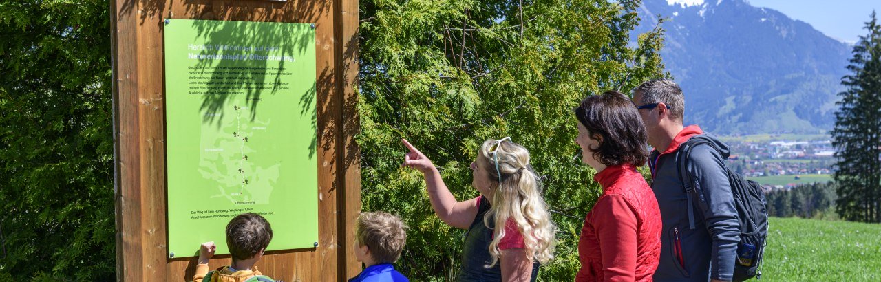 Familie auf einem Naturlehrpfad © Alexander Rochau